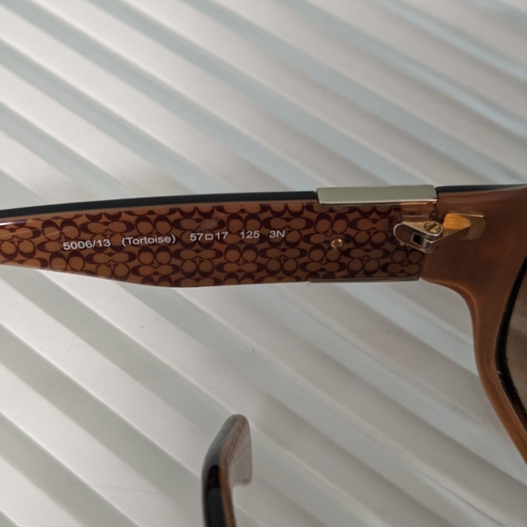 Coach sunglasses w)orig box and cloth - Picture 6 of 8